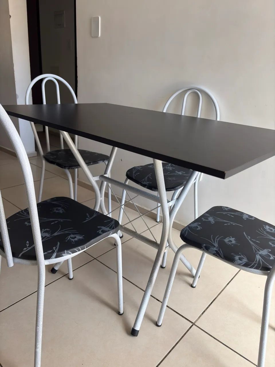 Mesa Leve com 4 Cadeiras - Foto 2