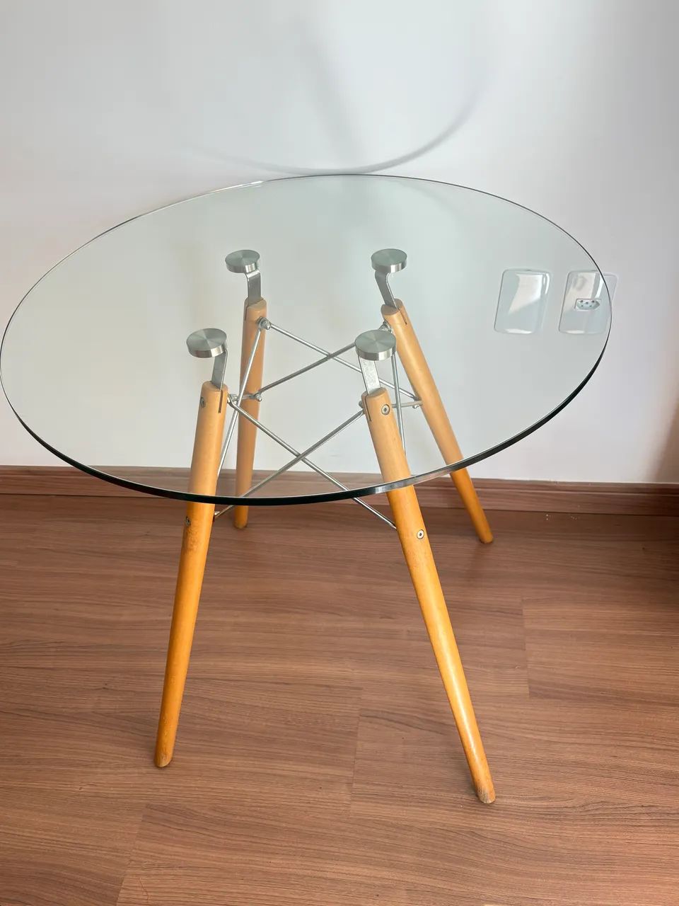 Mesa Modelo Eames tampo de vidro