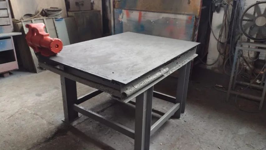 bancada de aço pesada com  morsa grande  estampo,moldes,caldeiraria,ferramentaria viga i 6 - Foto 2