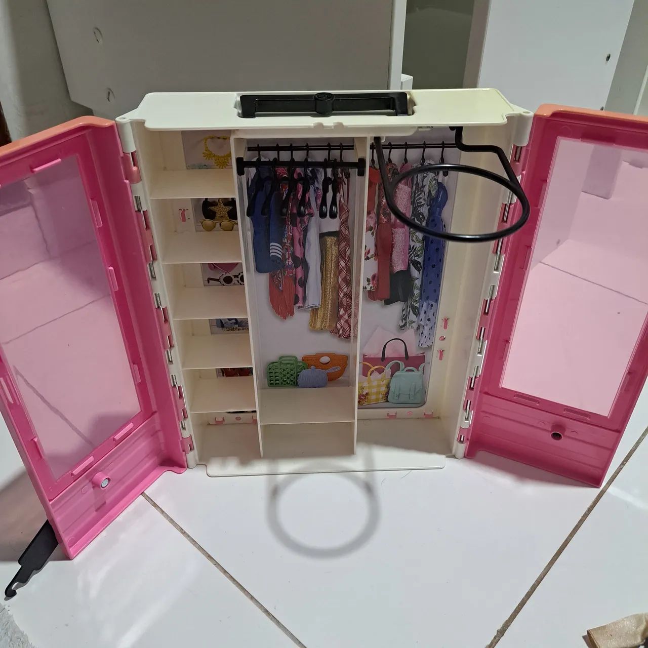 Guarda-roupa da Barbie com vestidos - Foto 3
