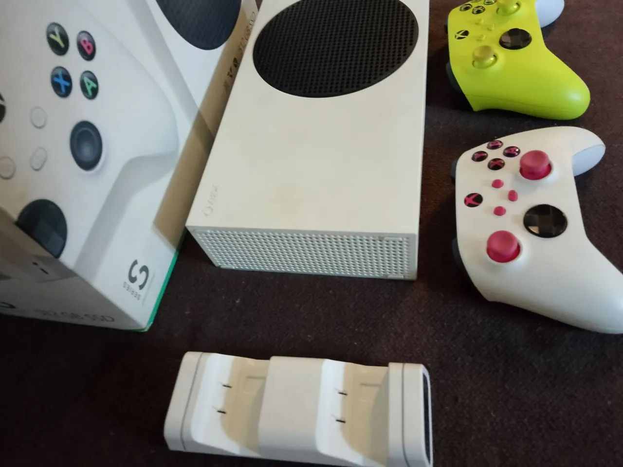 Xbox séries S com 2 controles com caixa  pronto para gra VI - Foto 5