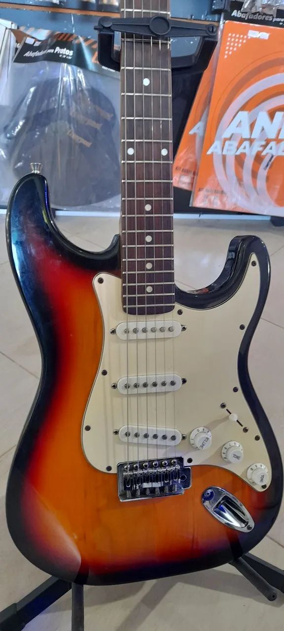 Guitarra barata com trava nas tarrachas  - Foto 5
