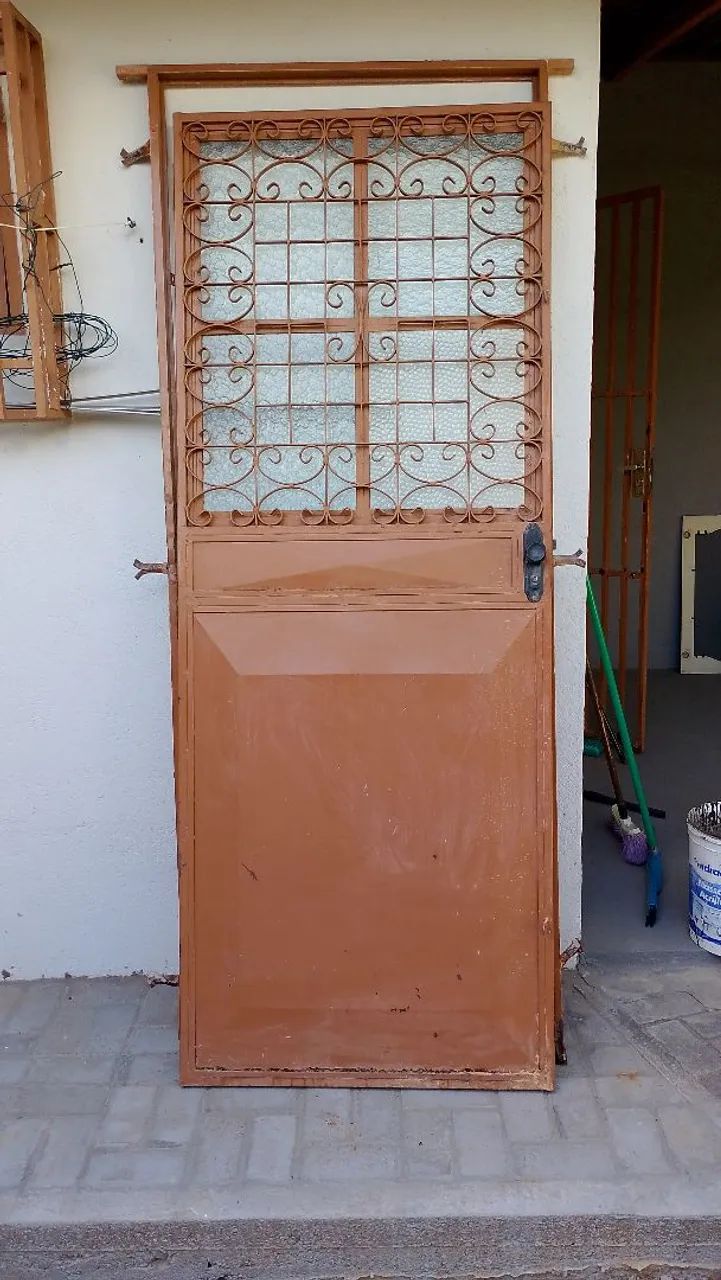 Porta de ferro (com janela de vidro e portal)