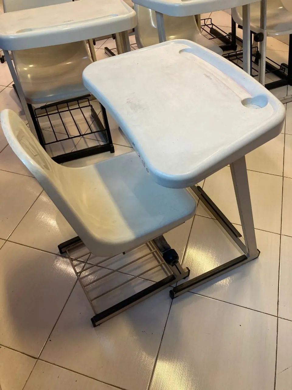 10 mesas e cadeiras para sala de aula. - Foto 3