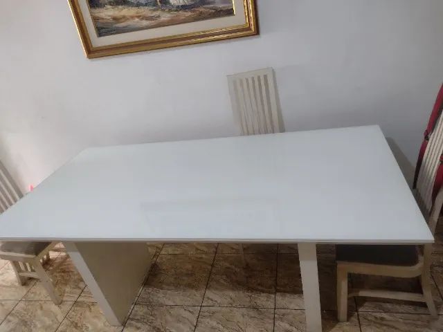 Mesa de jantar em madeira maciça laqueada branca com tampo de vidro .  - Foto 5