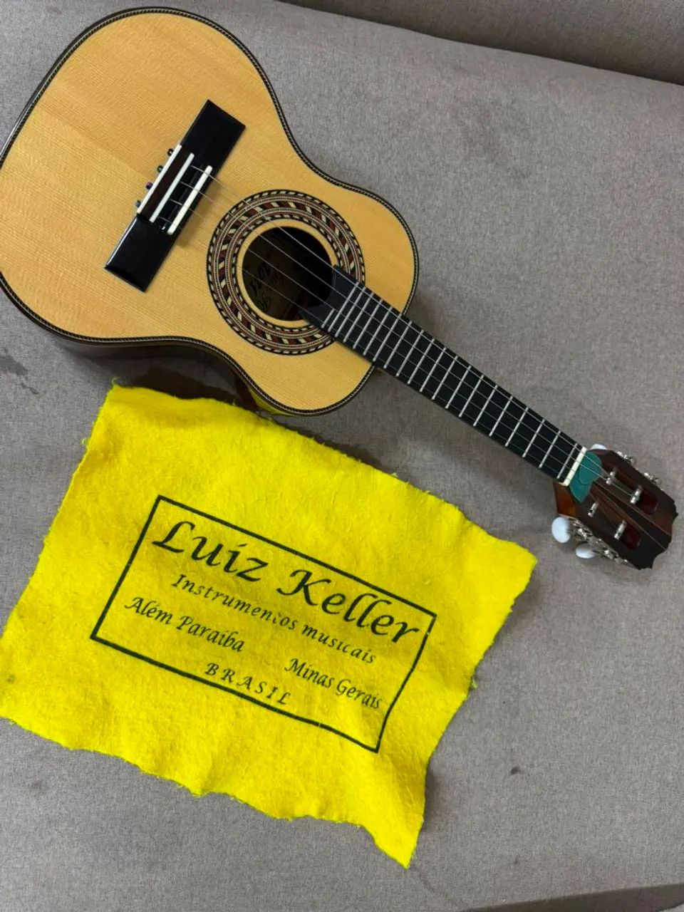 Cavaquinho de Luthier , madeira jacarandá.