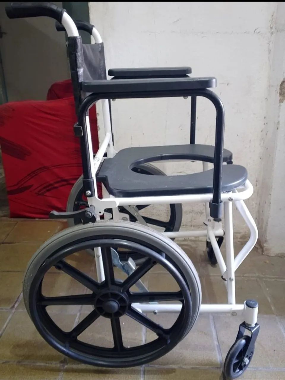 CADEIRA DE RODAS E DE BANHO SEMINOVAS  - Foto 2