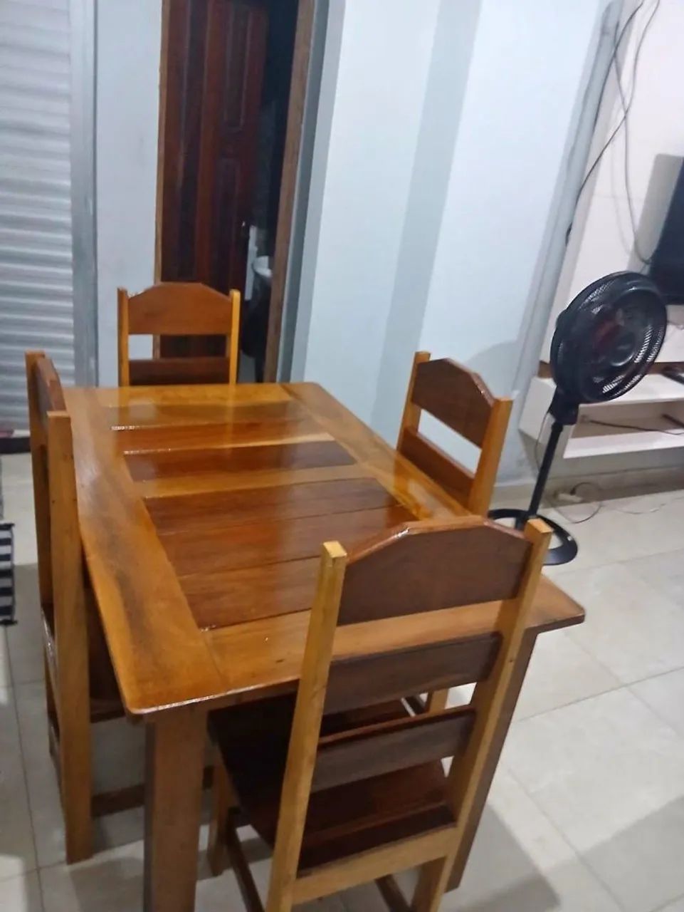Mesa com 4 cadeiras 