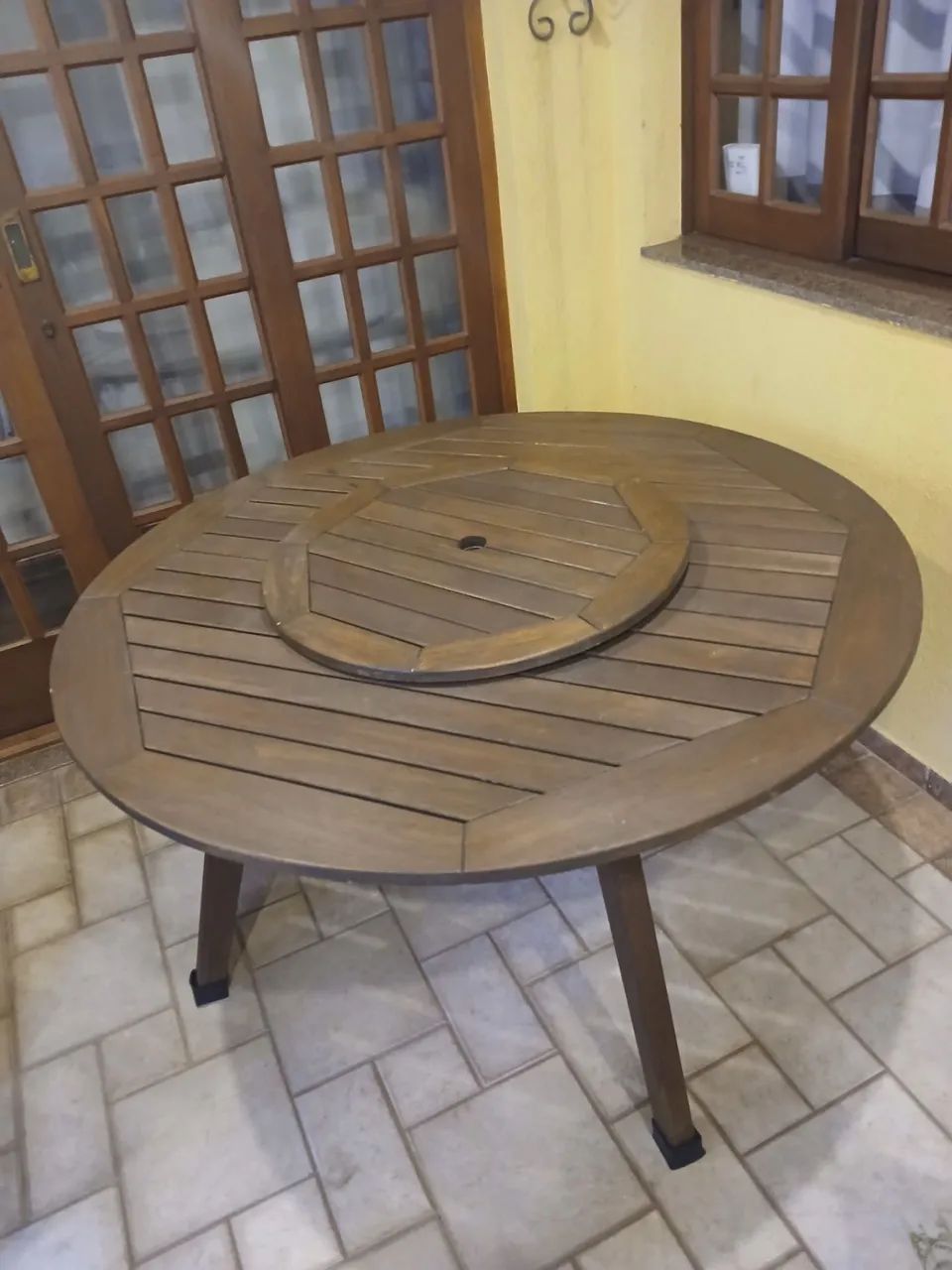 Mesa redonda com centro giratório 