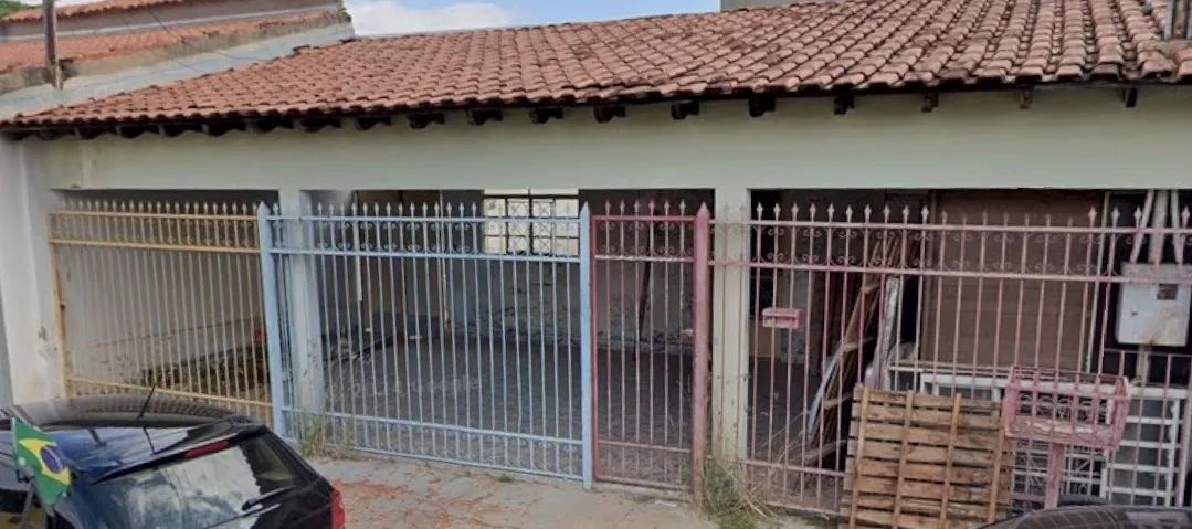 Portão com grades. Janelas e porta