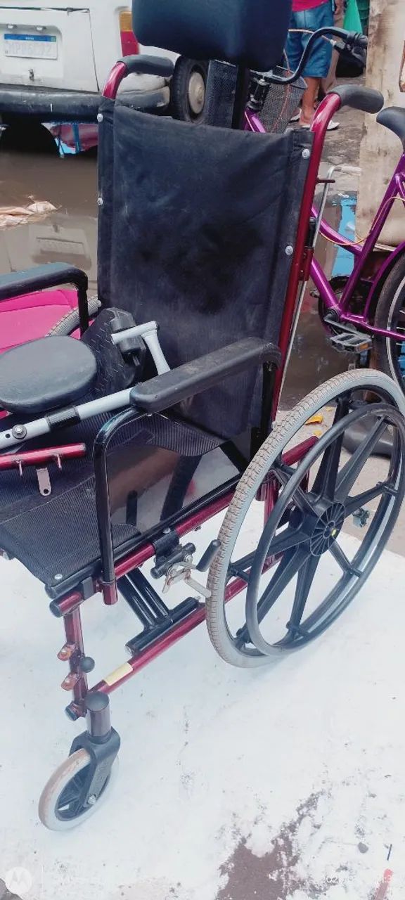 Vendo essa cadeira de rodas semi nova. - Foto 2