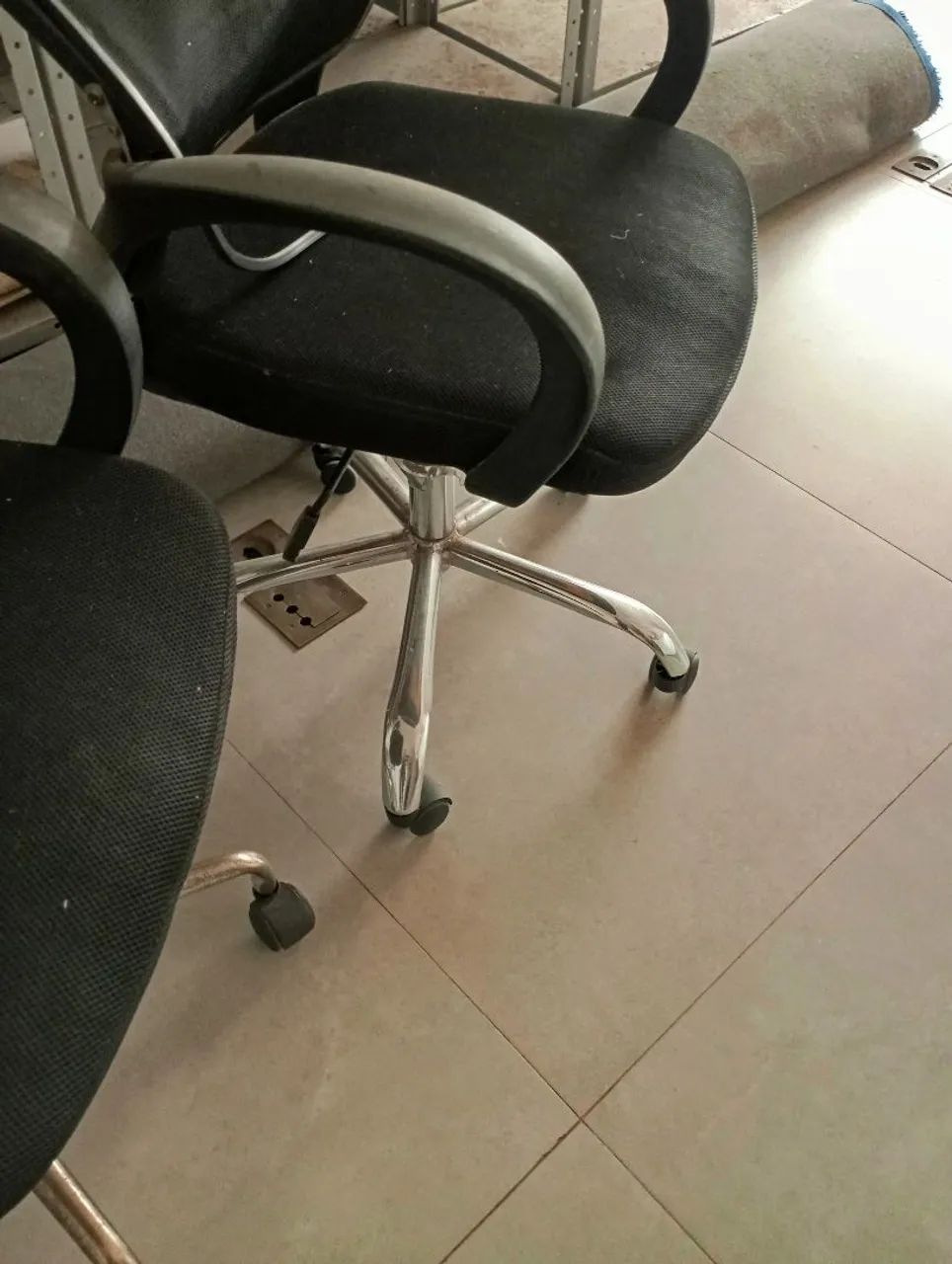 Duas cadeiras de escritório com encosto quebrado. - Foto 5