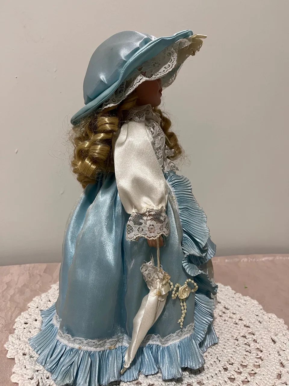 Boneca porcelana 45cm com óculos  - Foto 3