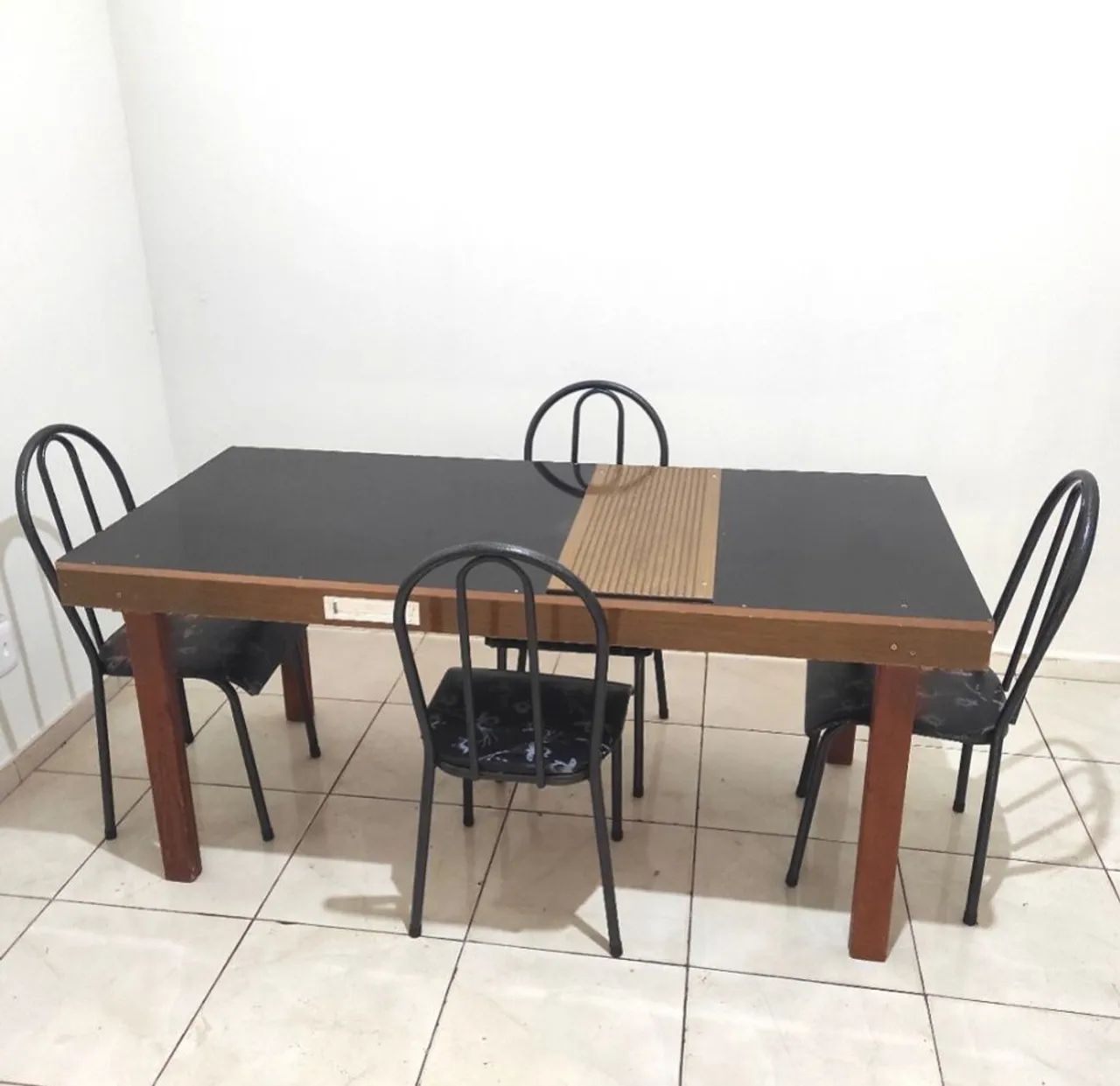 Mesa Semi Nova com 4 Cadeiras: Retirar no Aero Rancho!  - Foto 2