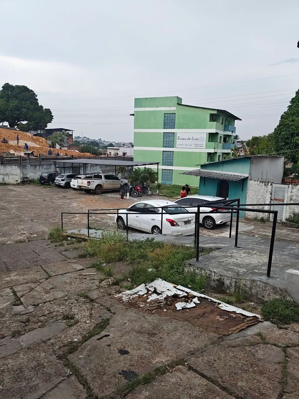 Ótimo apto. Com 5 cômodos, garagem e varandas 