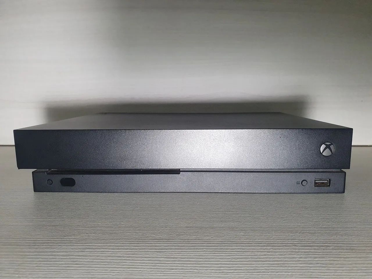 Xbox one X com controle e cabos