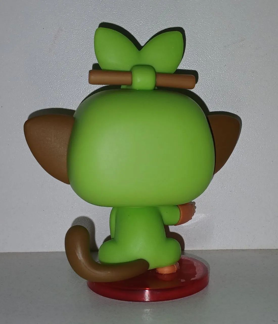 BONECO ACTION FIGURE FUNKO POP POKEMON GROOKEY COLADO NA BASE ORIGINAL - Foto 2