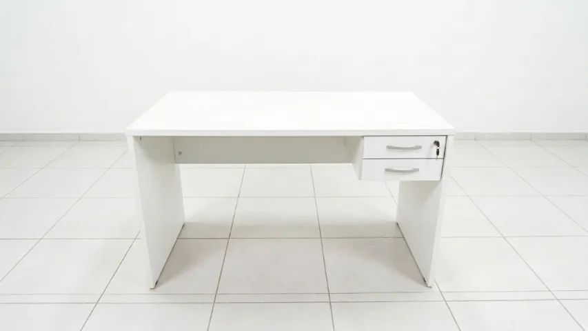 Mesa de Escritório Branca com 2 Gavetas e Chave
