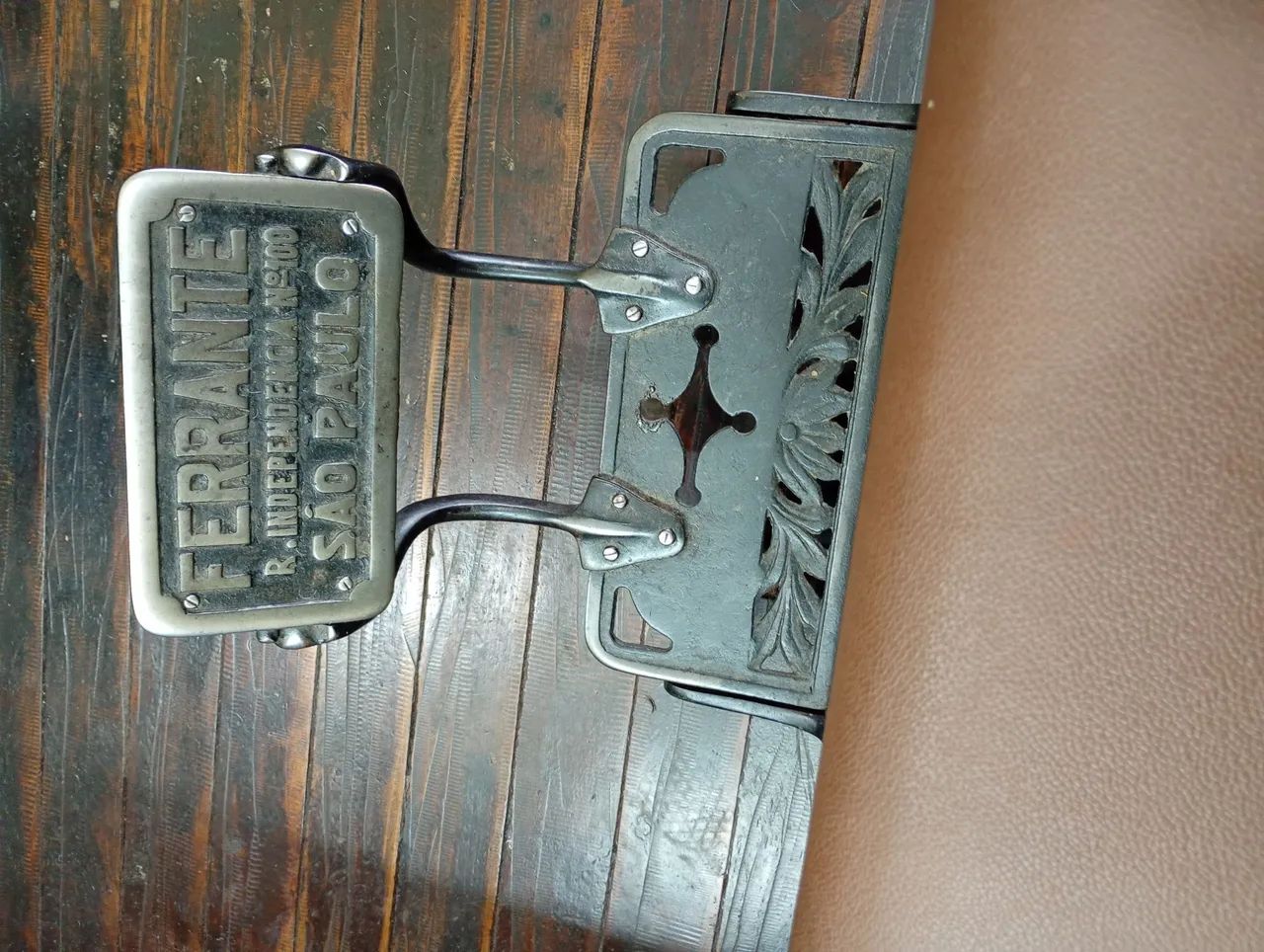 Vendo cadeira de barbeiro (barbearia) - Foto 3
