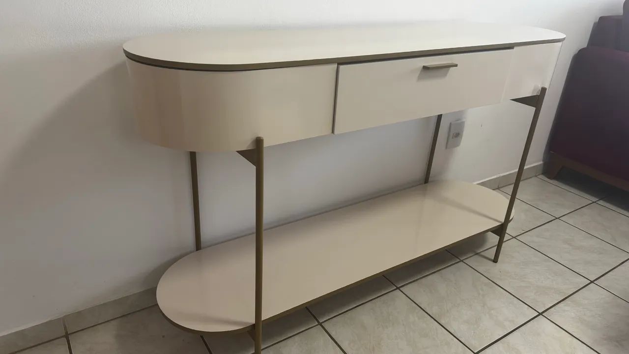 Aparador moderno e em excelente estado 
