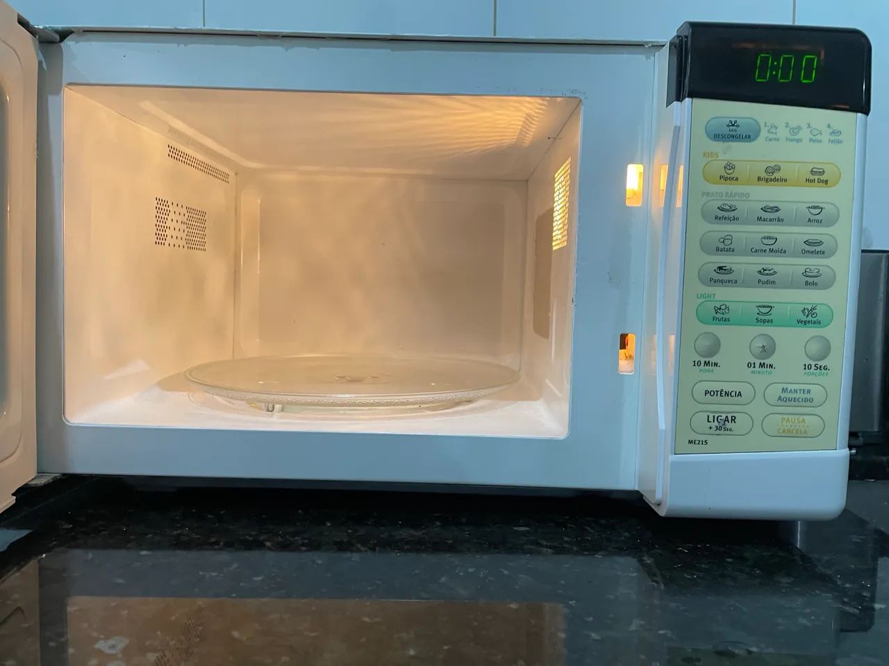 Microondas Eletrolux 21 Litros perfeito estado - Foto 4