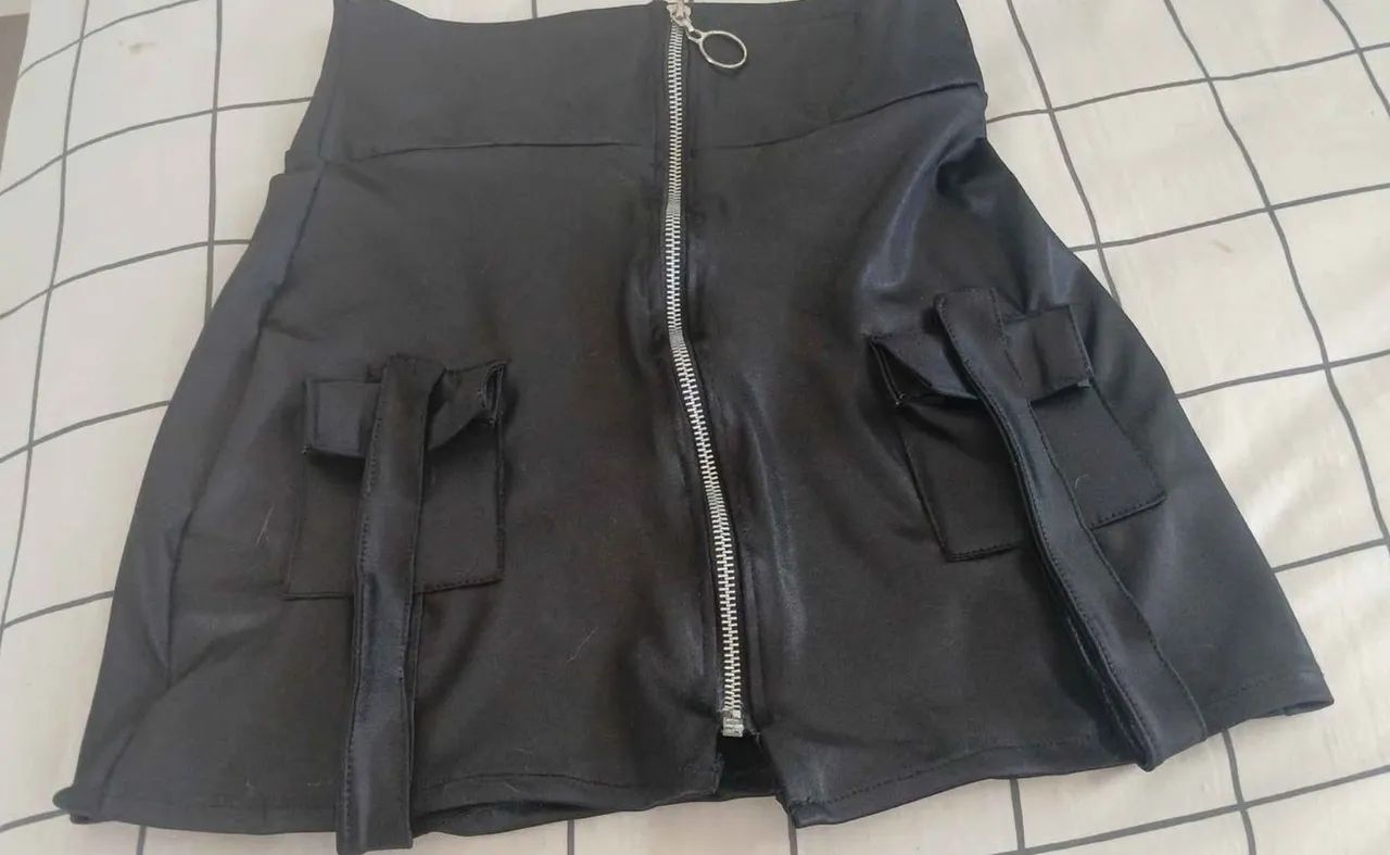 Saia Cargo Preta Couro Sintético P/M