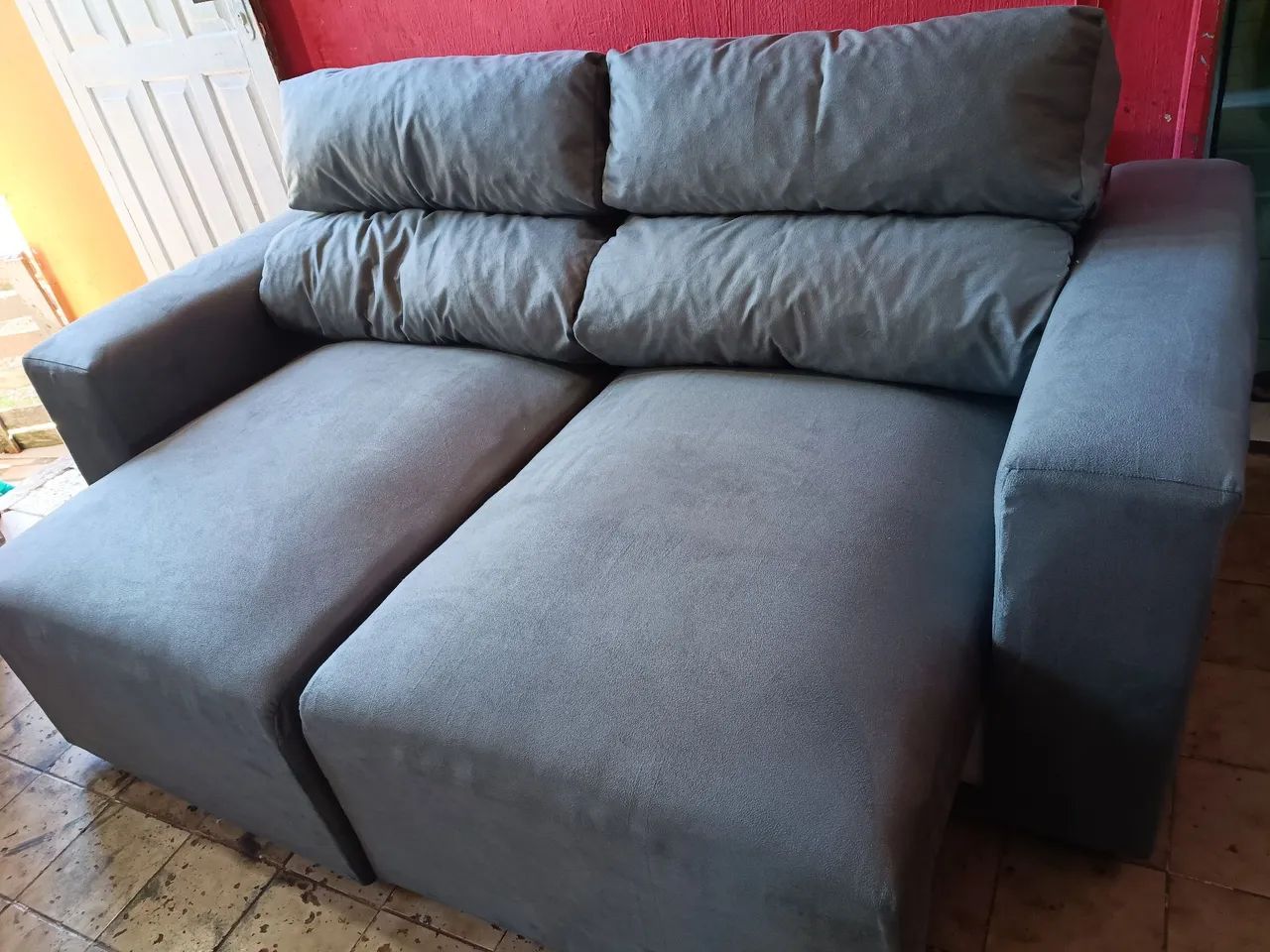 Sofá retrátil e reclinável novo em tecido veludo cinza...tm 2m 