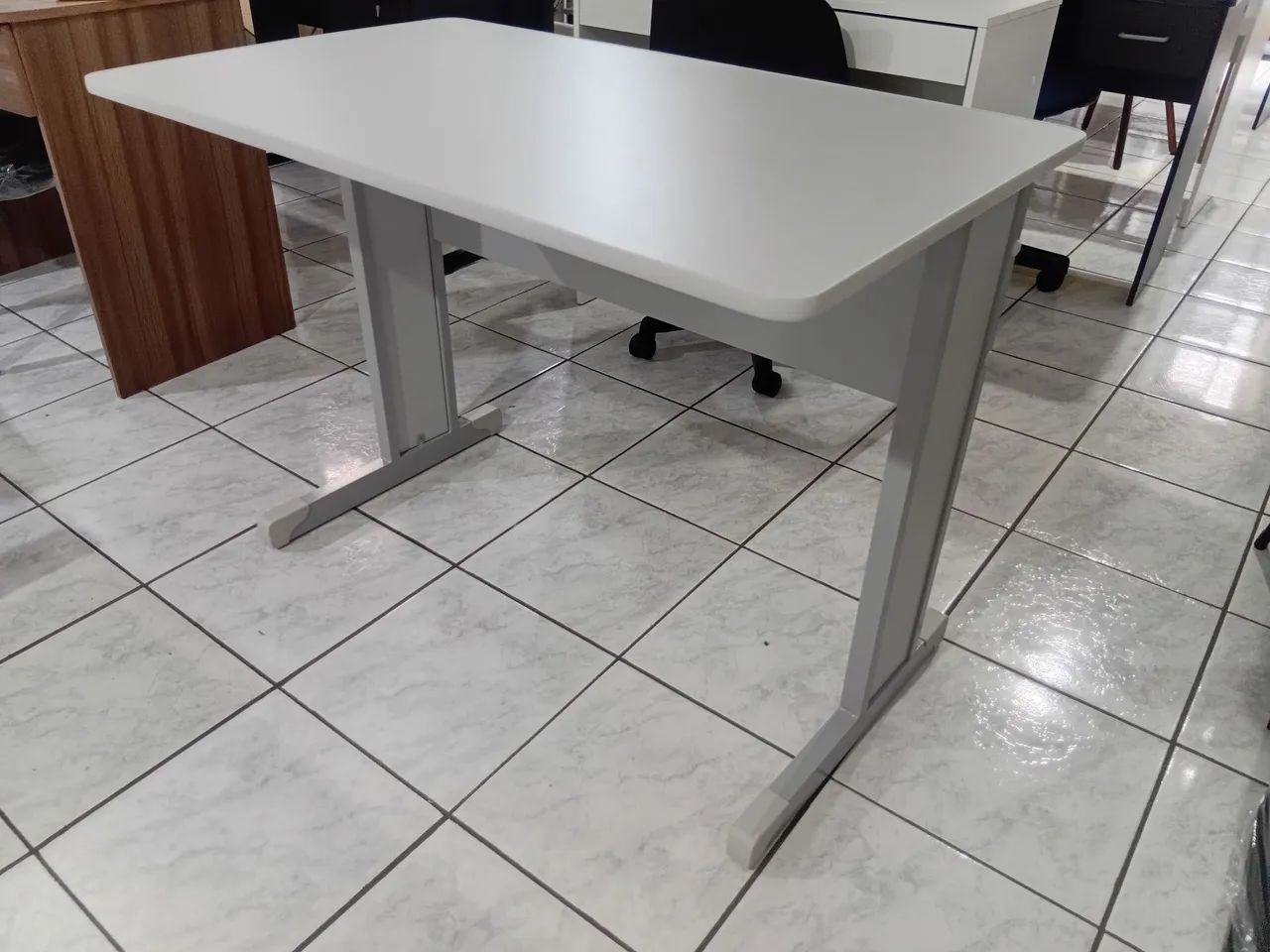 Mesa cinza para escritório 