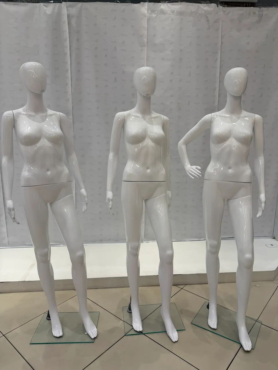 Manequim feminino em polietileno 