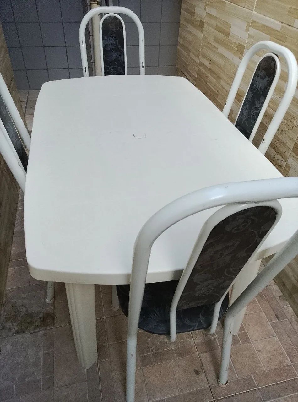 Mesa de plástico com 4 cadeiras - Foto 2