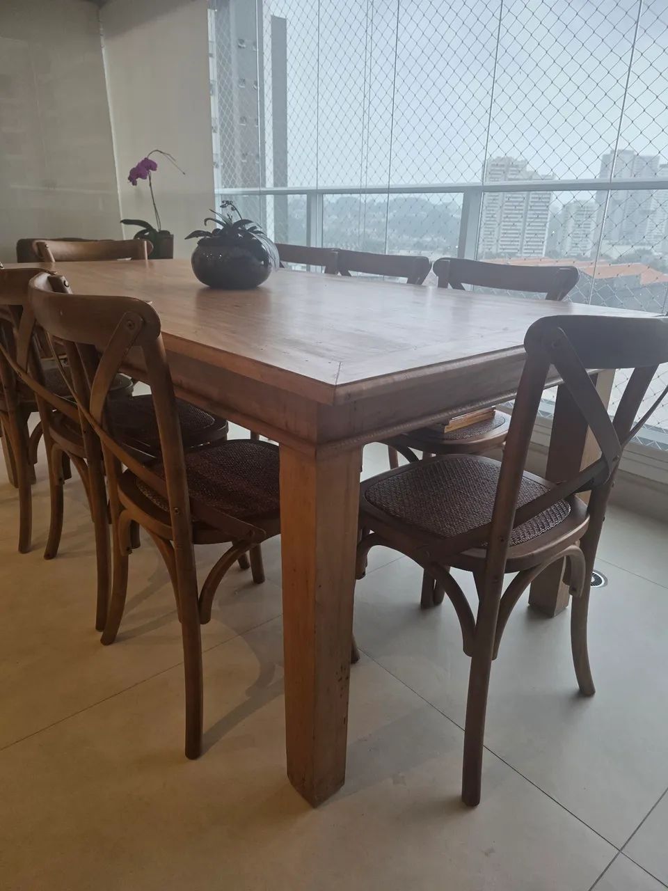 Mesa em madeira maciça com 8 cadeiras - Foto 2