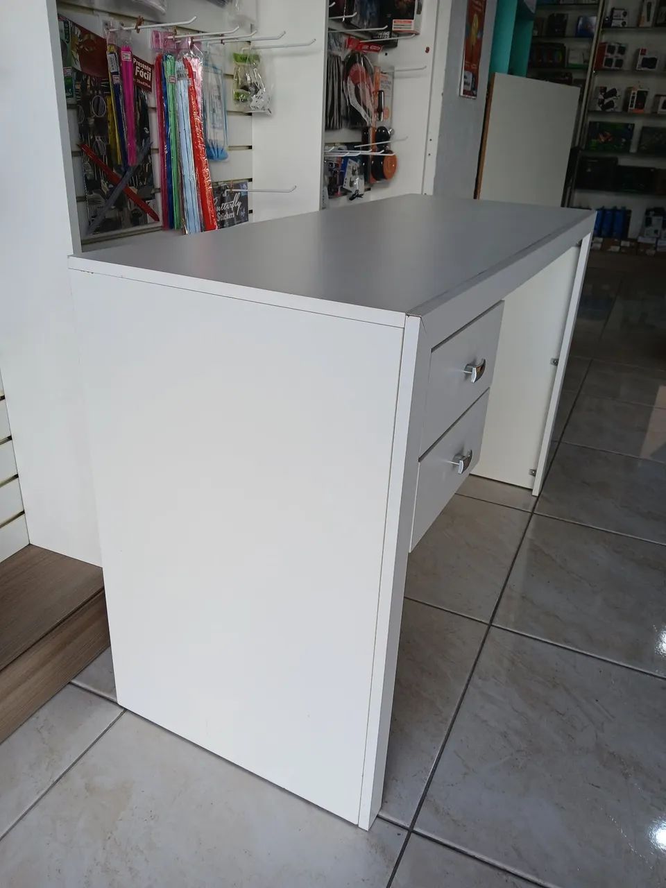 Escrivaninha Impecável, com gavetas  - Foto 3