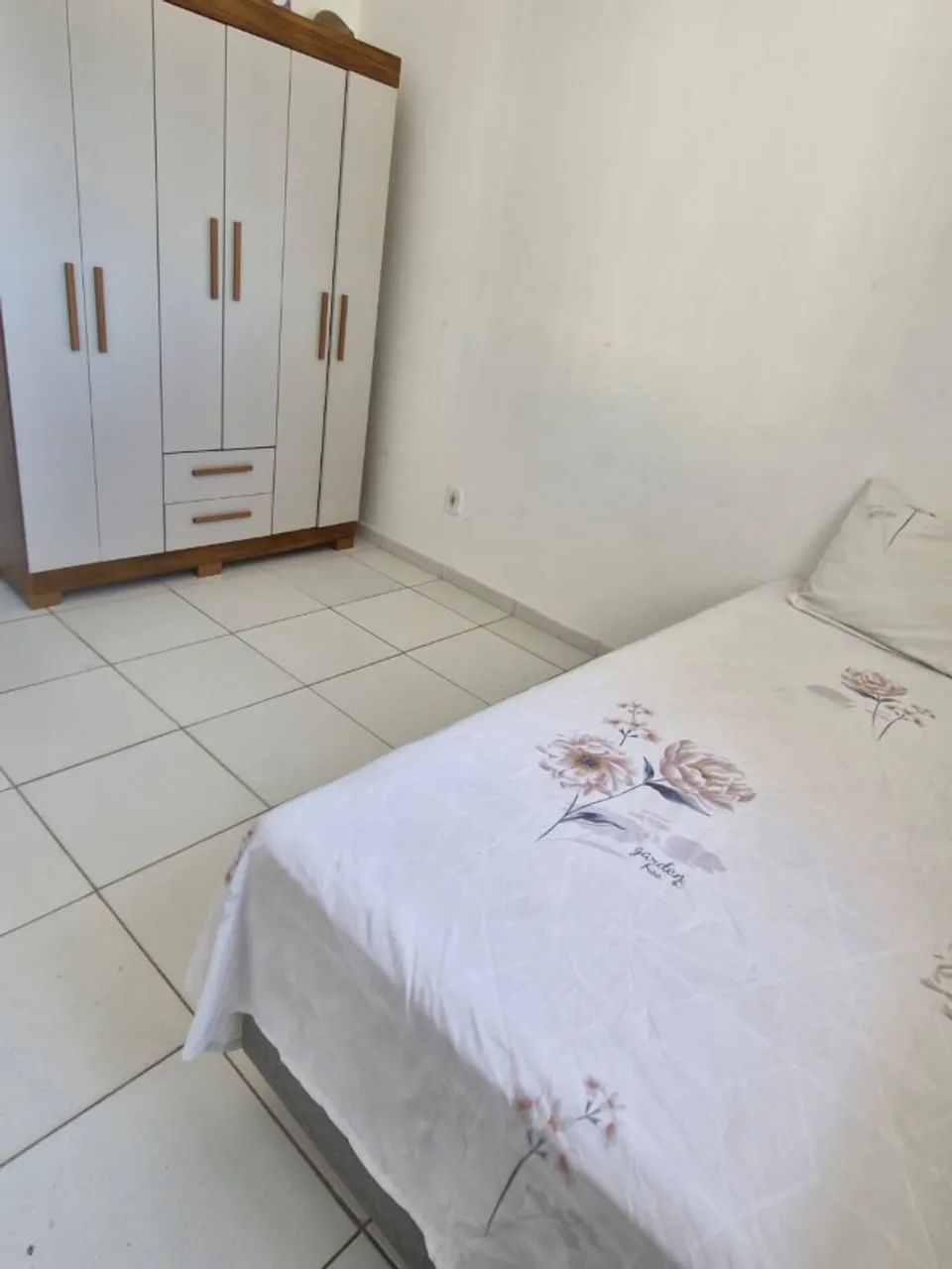 ALUGA-SE QUARTO MOBILIADO - PARA MULHERES