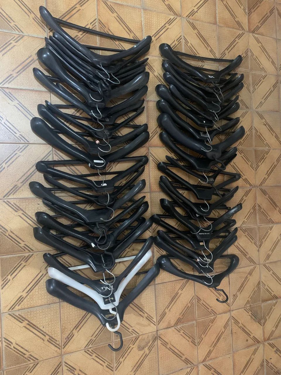 Lote 40 Cabides Anatômicos para Terno / Paletó / Casacos - Foto 4