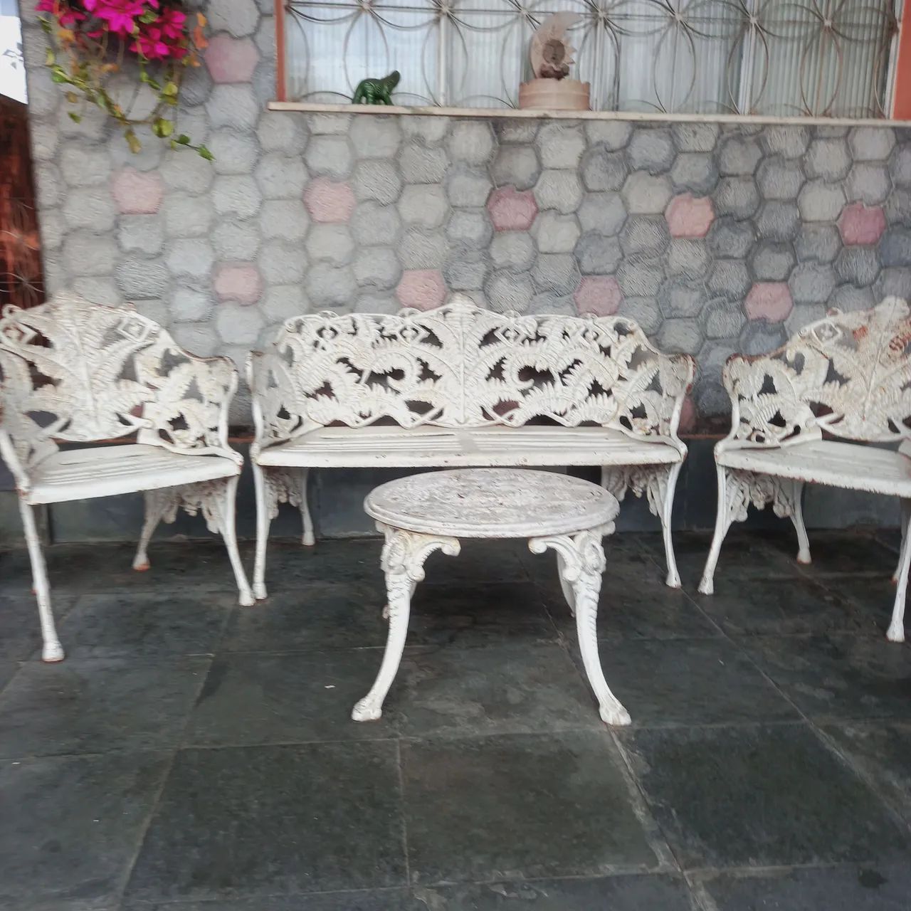 Conjunto de mesa e cadeiras de ferro fundido.