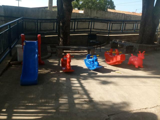 Aluguel de brinquedos Cama elástica pula pula casa de bolinhas gangorra escorrega - Foto 2
