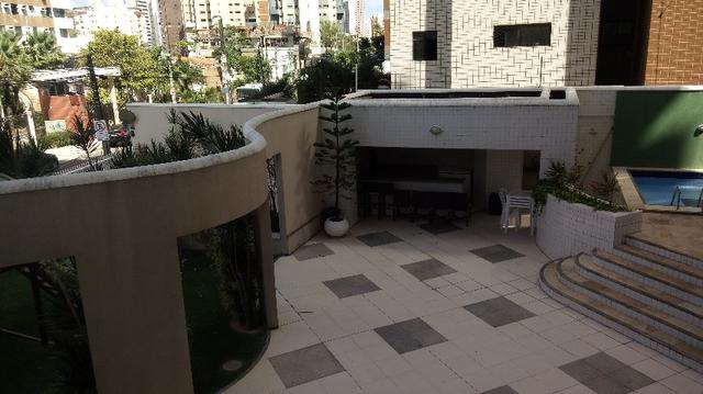 3 quartos, 2 suites, cozinha e serviço, td c/ armários, ar cond, gar p/ 2 carros
