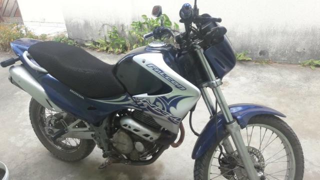 Vende-se uma moto honda