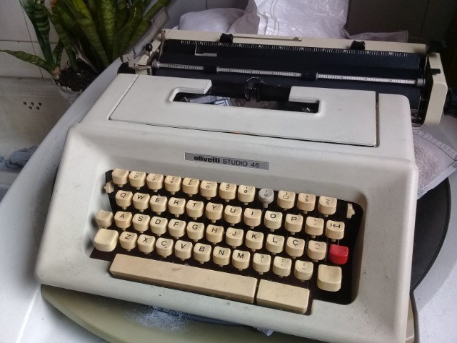 Maquina de escrever decada 80 funcionando - Foto 3