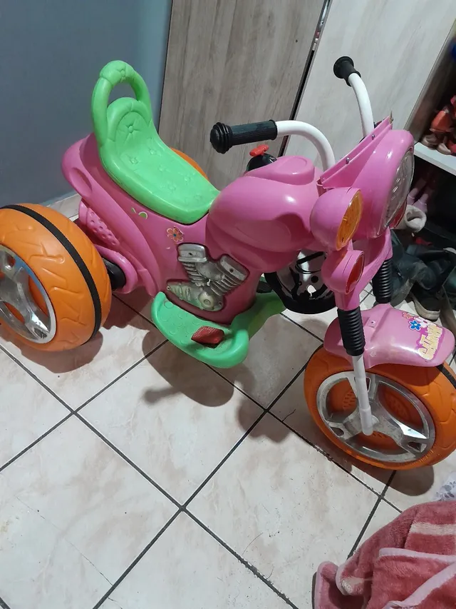 Moto motorizada menina