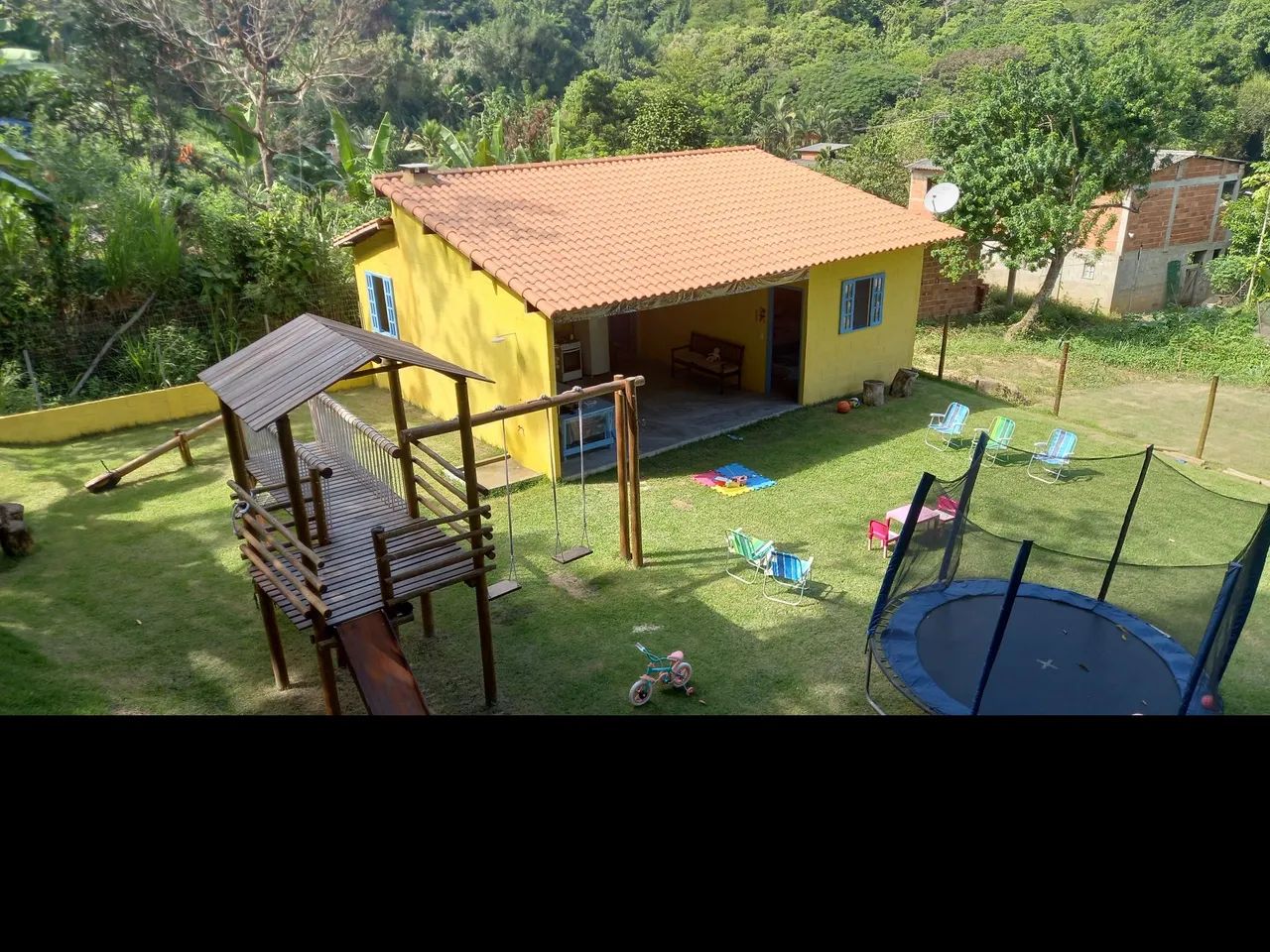 Lindo mini sítio com casa +parquinho+churrasqueira+porteira fechada