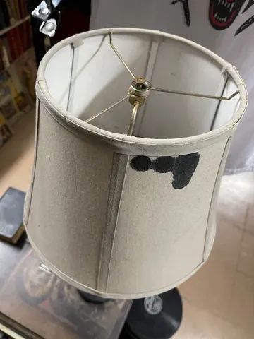 Abajur antigo com base de ferro com chave de liga desliga - Foto 3