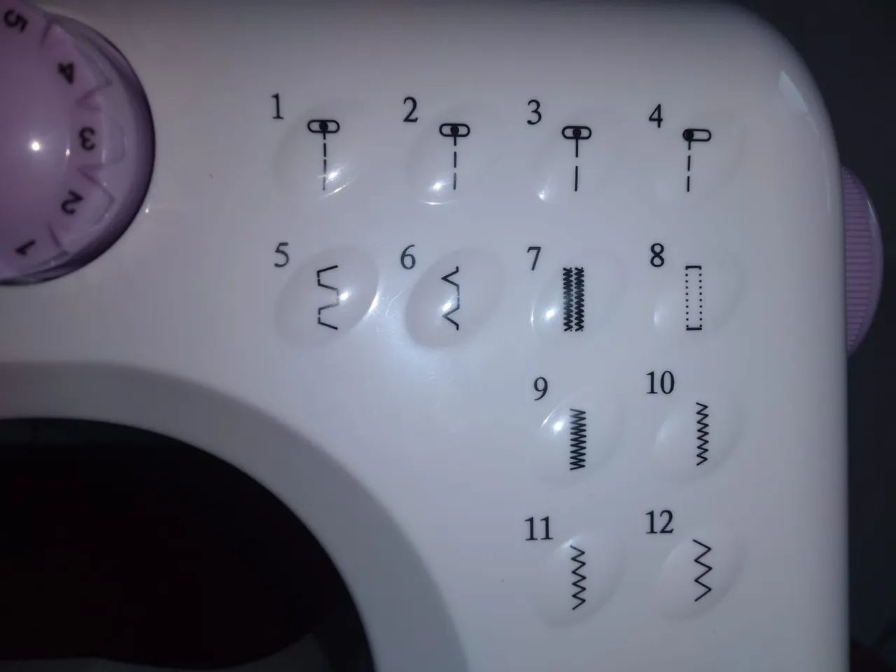 Máquina de Costura com acessórios. - Foto 2