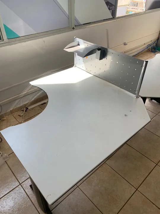 Mesas de Escritório Modular com Gaveteiros e Suporte Lateral Muito Bonito