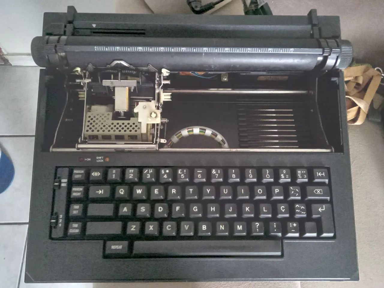 Máquina de escrever eletronica praxi 20 - Foto 2