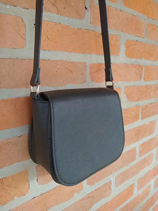 bolsa transversal preta meia lua - Foto 2
