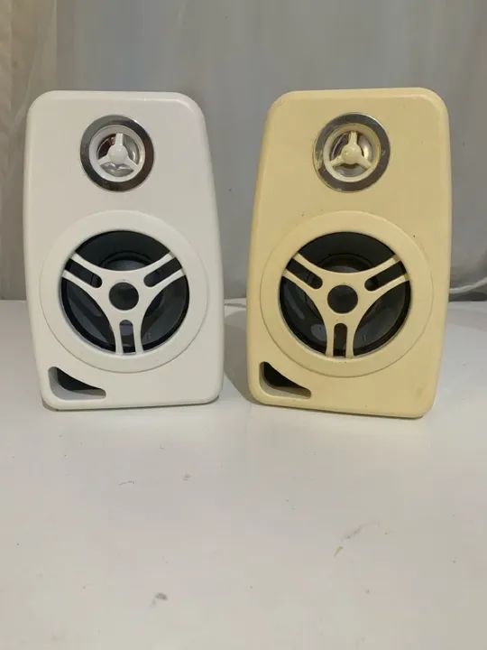2 caixas de som ambiente marca Orion