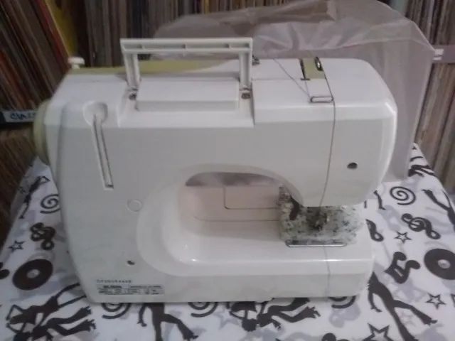 Máquina de costura Elgin, com acessórios, com capa, ótimo estado geral. - Foto 2