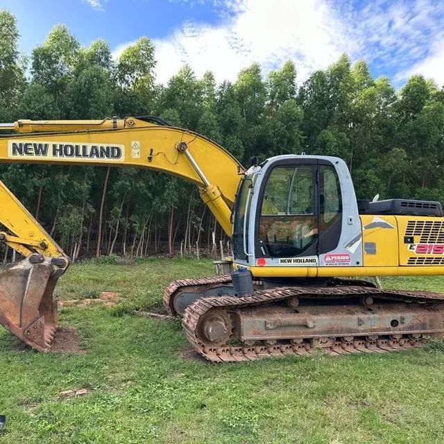 ESCAVADEIRA NEW HOLLAND E 215