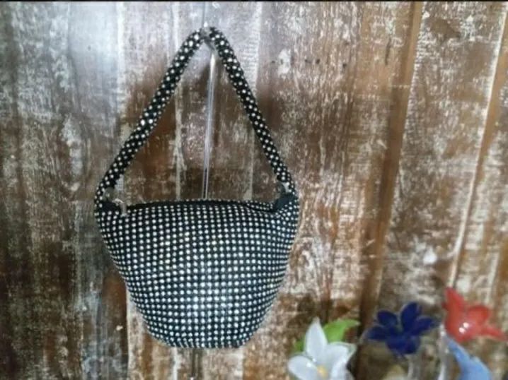 BOLSA DE MÃO, CRAVEJADA DE CRISTAIS, MARCA LUZ DA LUA.